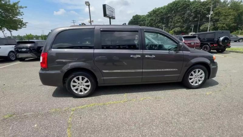 2015 Chrysler Town & Country Touring Minivan 4D 12