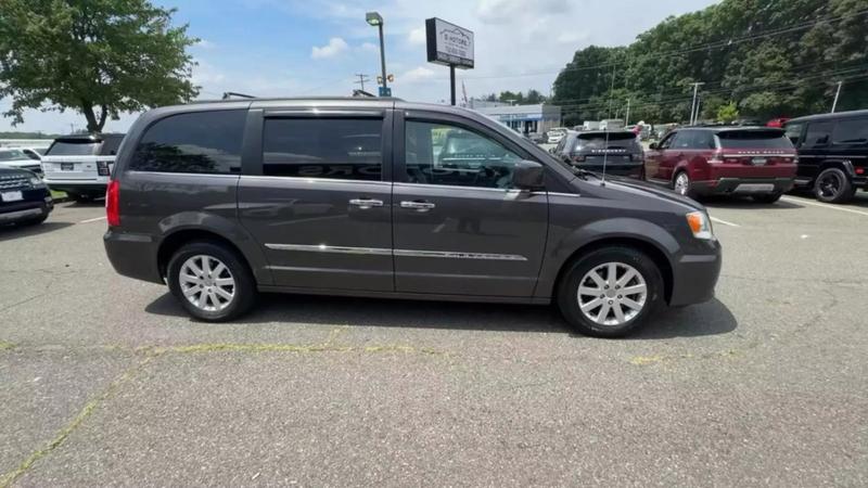 2015 Chrysler Town & Country Touring Minivan 4D 13