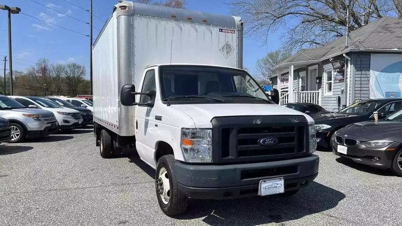 2018 Ford E350 Super Duty Cutaway Cutaway Van 2D 14