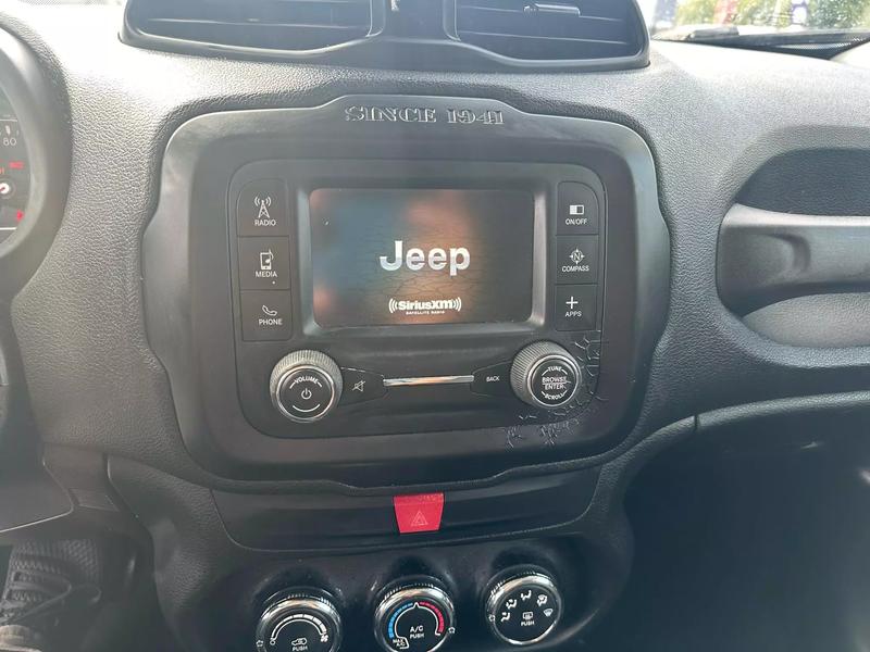 2017 Jeep Renegade Latitude Sport Utility 4D 14