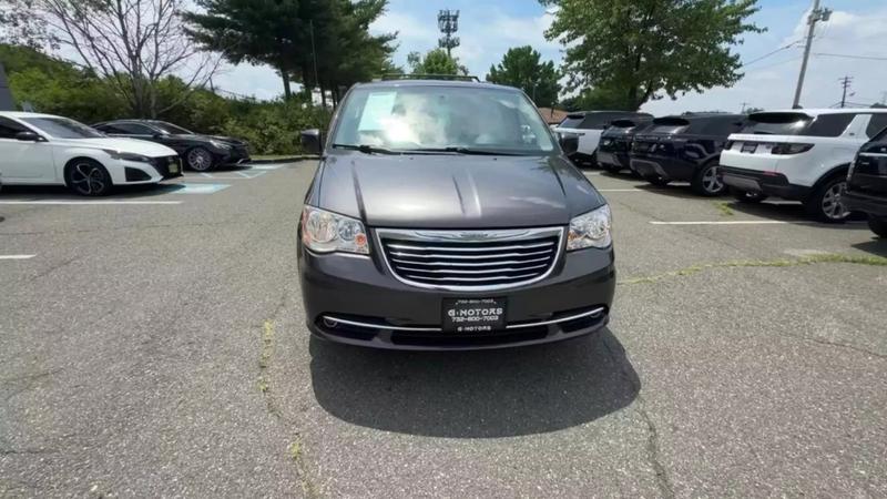 2015 Chrysler Town & Country Touring Minivan 4D 17