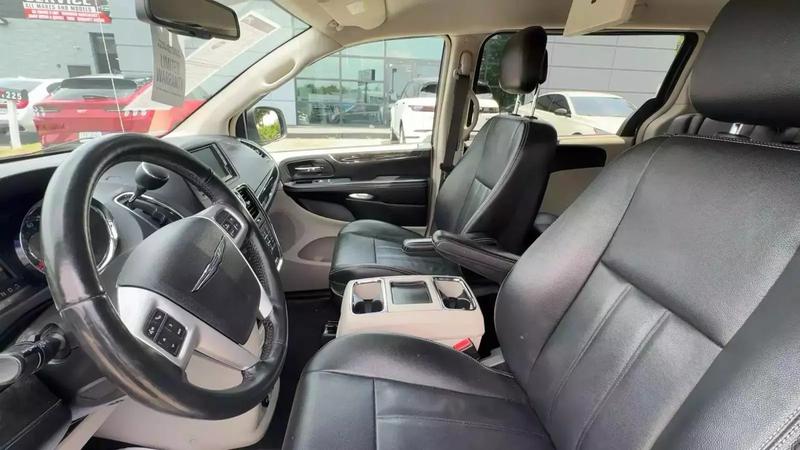 2015 Chrysler Town & Country Touring Minivan 4D 37