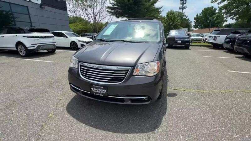 2015 Chrysler Town & Country Touring Minivan 4D 18