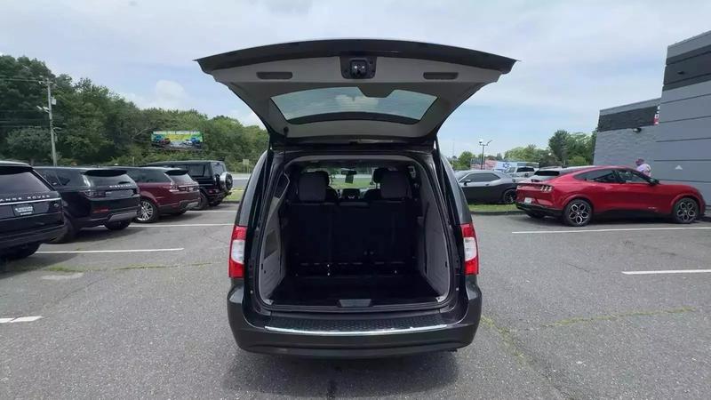 2015 Chrysler Town & Country Touring Minivan 4D 21