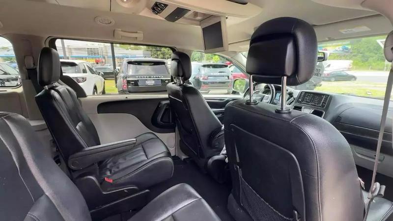 2015 Chrysler Town & Country Touring Minivan 4D 28