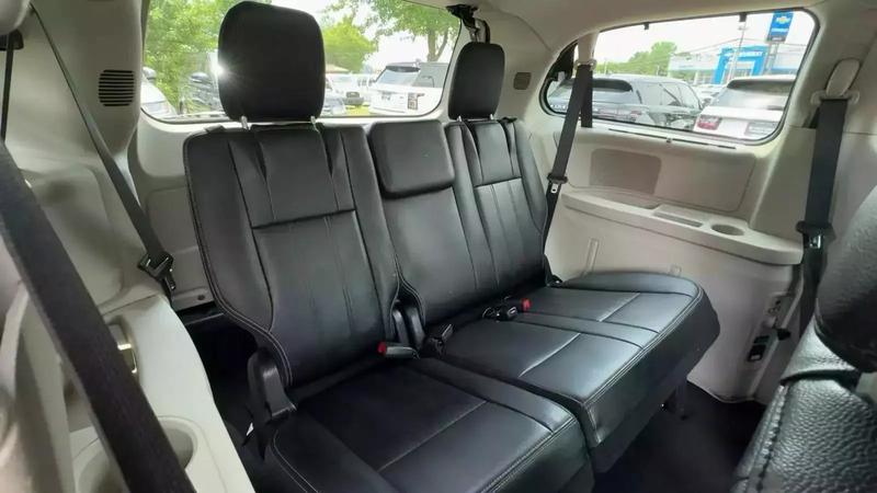 2015 Chrysler Town & Country Touring Minivan 4D 27