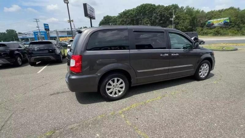 2015 Chrysler Town & Country Touring Minivan 4D 11