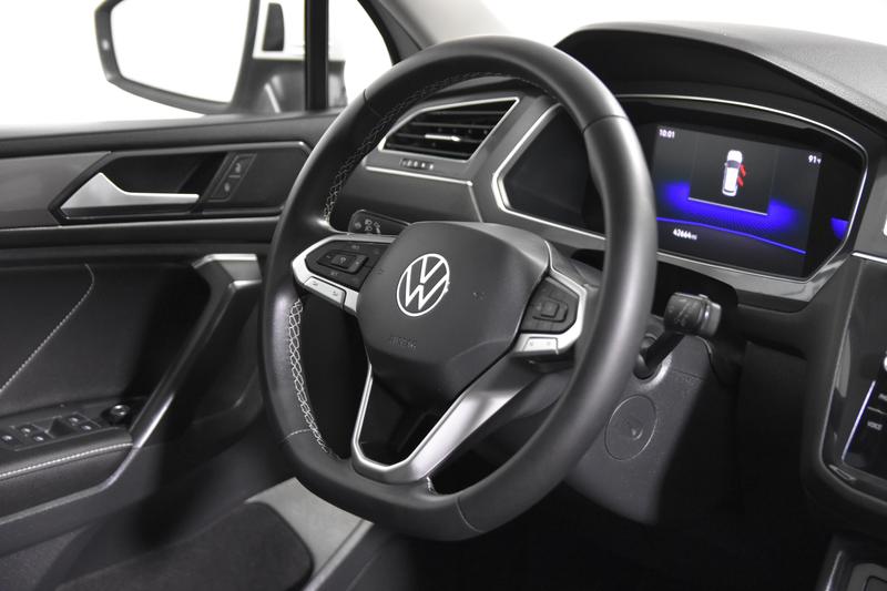 2023 Volkswagen Tiguan SE Sport Utility 4D 14