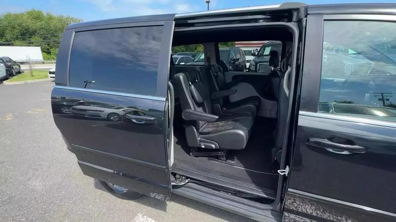 2017 Dodge Grand Caravan Passenger SXT Minivan 4D 28