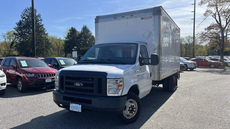 2018 Ford E350 Super Duty Cutaway Cutaway Van 2D 2