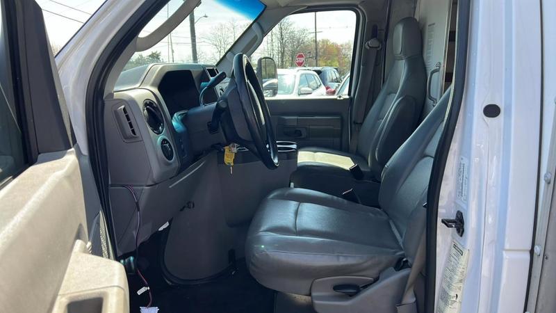 2018 Ford E350 Super Duty Cutaway Cutaway Van 2D 17