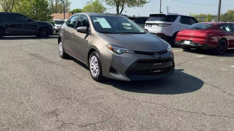 2019 Toyota Corolla LE Sedan 4D 27