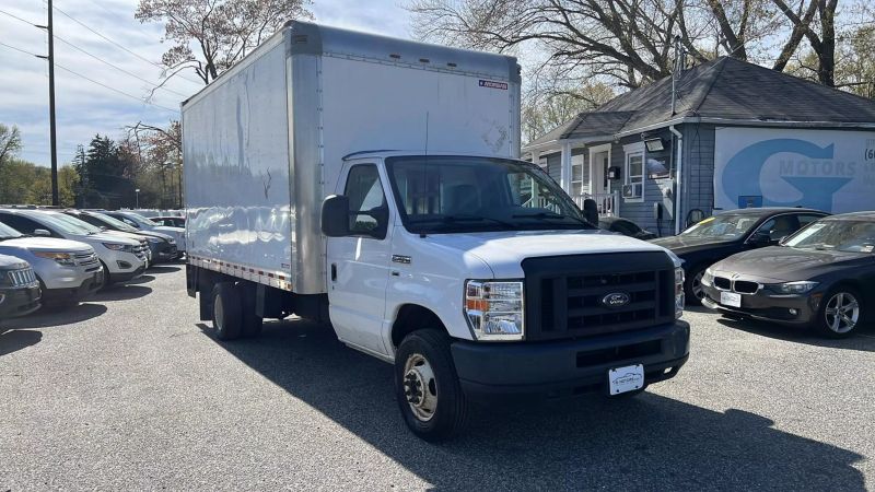 2018 Ford E350 Super Duty Cutaway Cutaway Van 2D 11