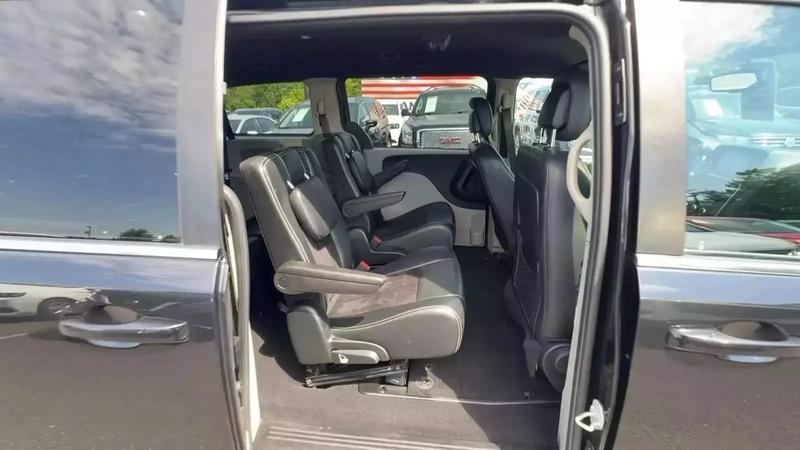 2017 Dodge Grand Caravan Passenger SXT Minivan 4D 32