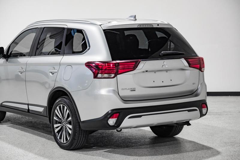 2020 Mitsubishi Outlander ES Sport Utility 4D 17