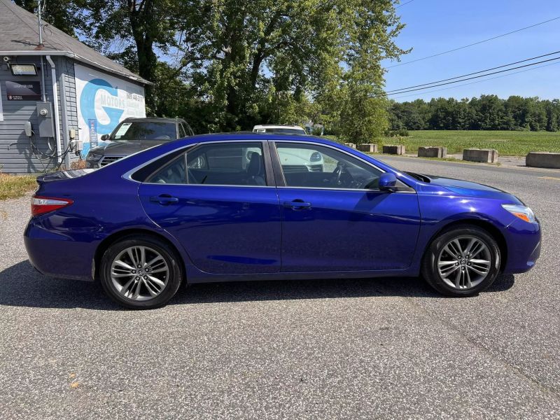 2015 Toyota Camry SE Sedan 4D 3