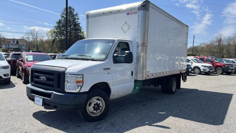 2018 Ford E350 Super Duty Cutaway Cutaway Van 2D 3