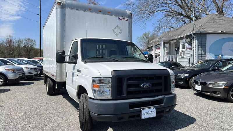 2018 Ford E350 Super Duty Cutaway Cutaway Van 2D 15