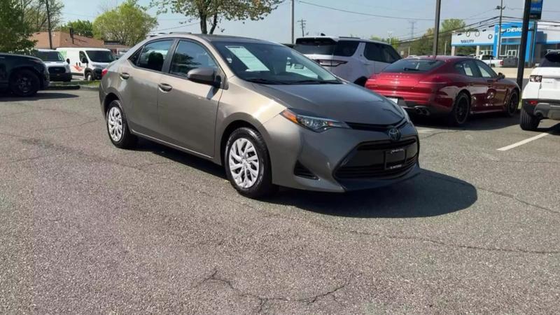 2019 Toyota Corolla LE Sedan 4D 26