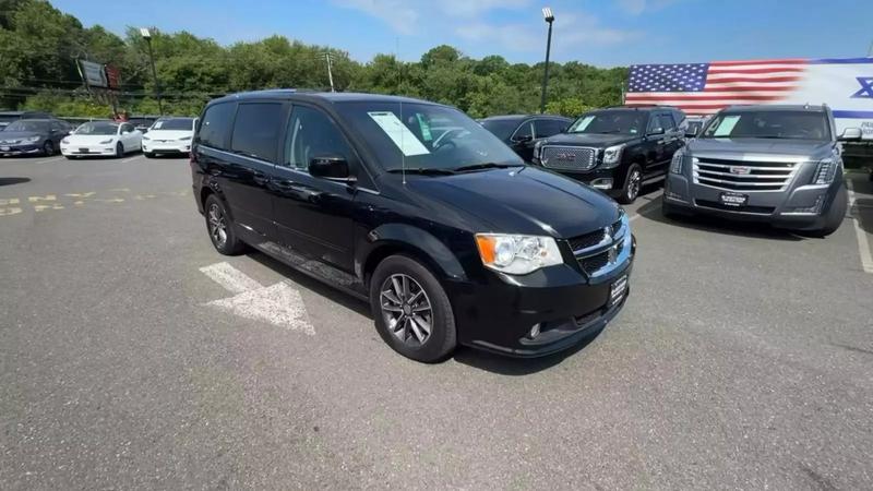 2017 Dodge Grand Caravan Passenger SXT Minivan 4D 16