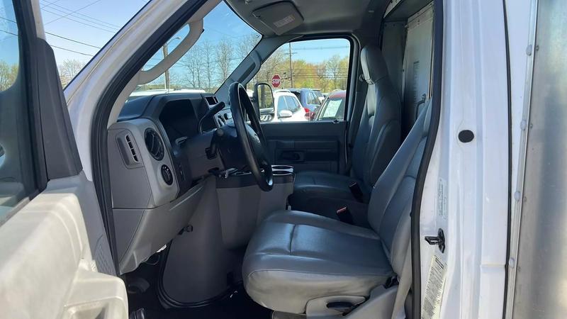 2018 Ford E350 Super Duty Cutaway Cutaway Van 2D 14