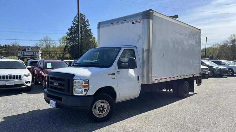 2018 Ford E350 Super Duty Cutaway Cutaway Van 2D 3