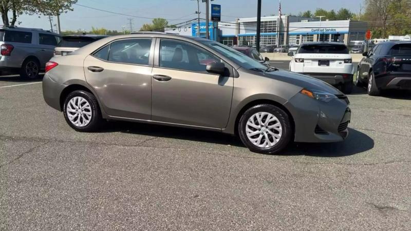 2019 Toyota Corolla LE Sedan 4D 23