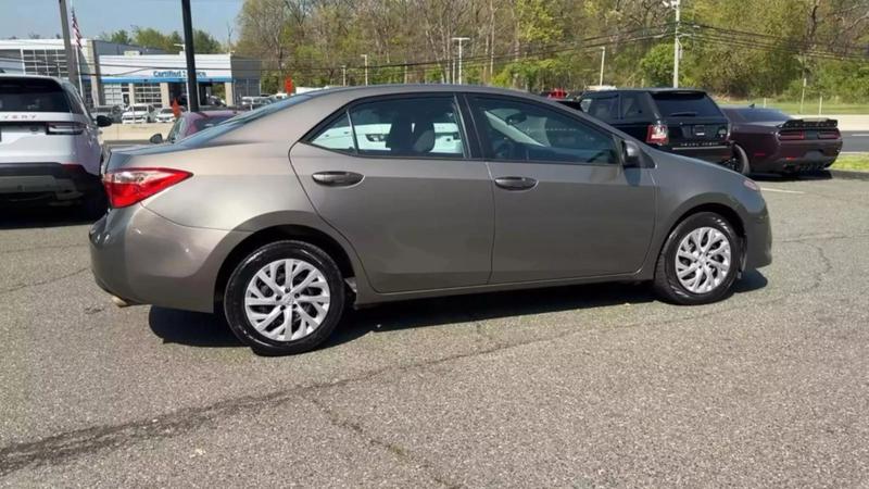 2019 Toyota Corolla LE Sedan 4D 19