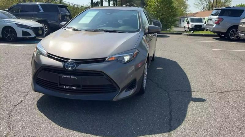 2019 Toyota Corolla LE Sedan 4D 31