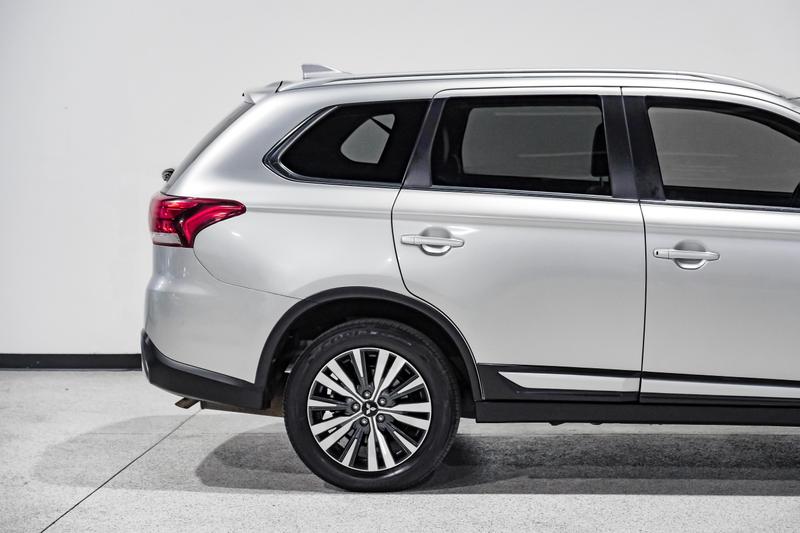 2020 Mitsubishi Outlander ES Sport Utility 4D 14