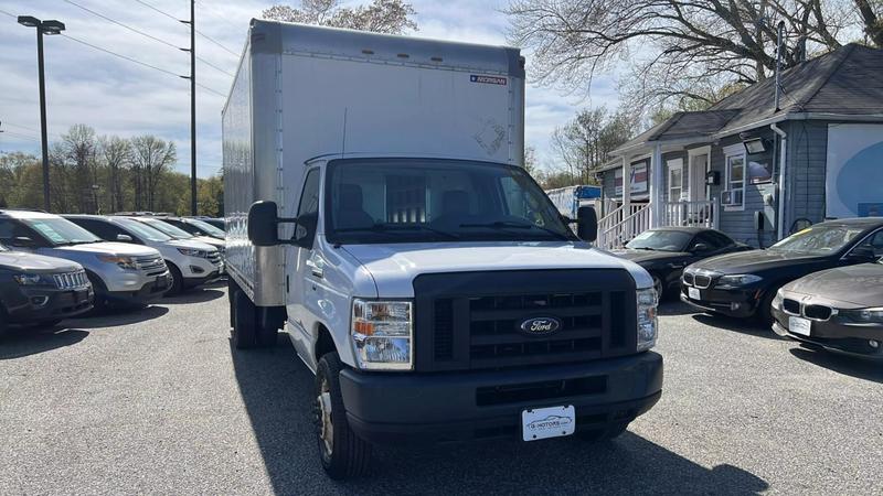 2018 Ford E350 Super Duty Cutaway Cutaway Van 2D 12