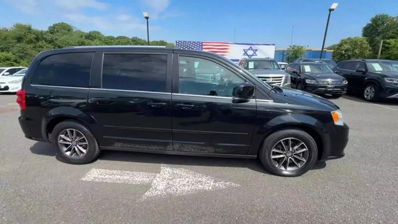 2017 Dodge Grand Caravan Passenger SXT Minivan 4D 14