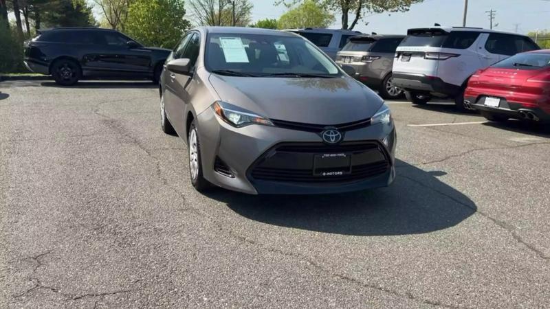 2019 Toyota Corolla LE Sedan 4D 28