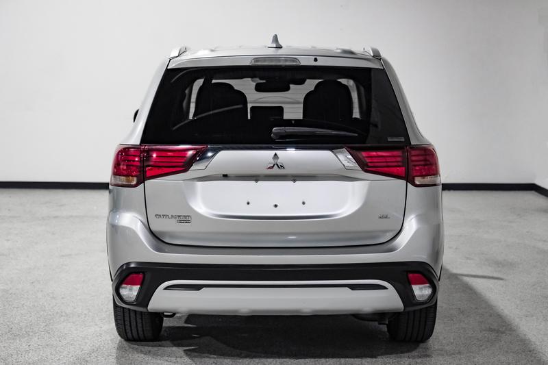 2020 Mitsubishi Outlander ES Sport Utility 4D 7