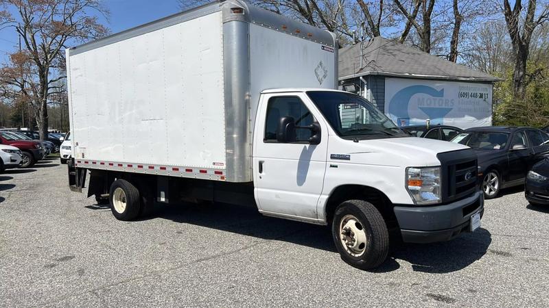 2018 Ford E350 Super Duty Cutaway Cutaway Van 2D 13