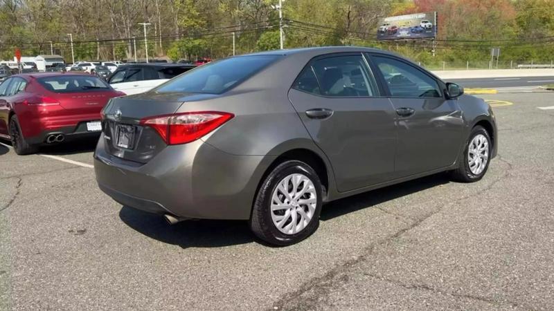 2019 Toyota Corolla LE Sedan 4D 17