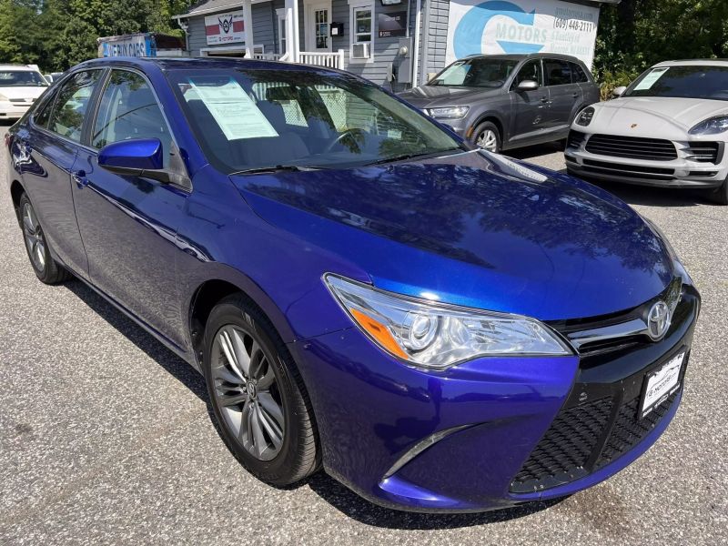 2015 Toyota Camry SE Sedan 4D 13