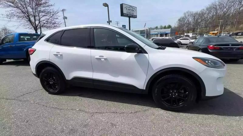 2020 Ford Escape SE Sport SUV 4D 17