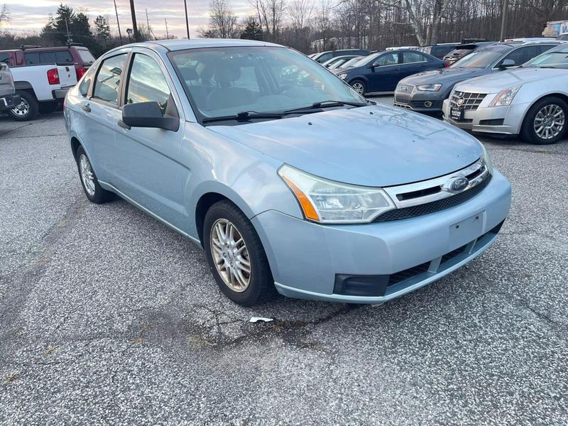 2009 Ford Focus SE Sedan 4D 3