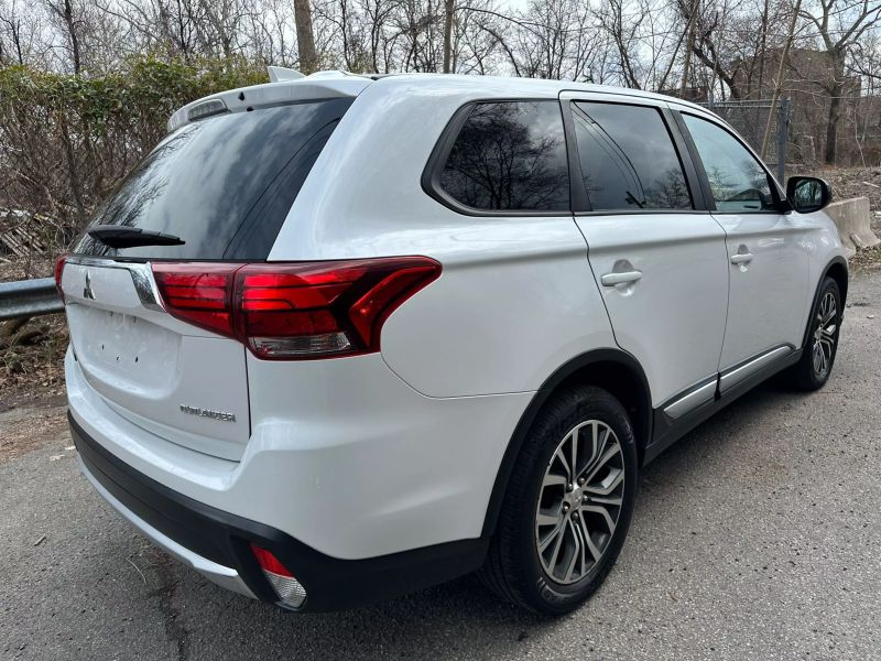2017 Mitsubishi Outlander ES
