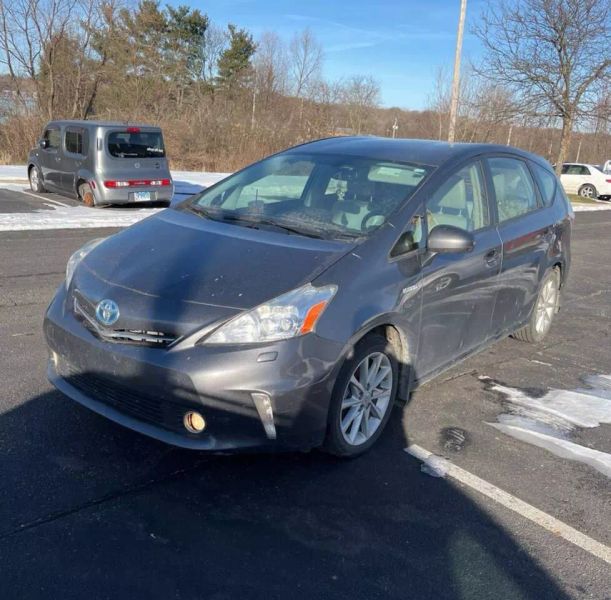 2013 Toyota Prius v Five