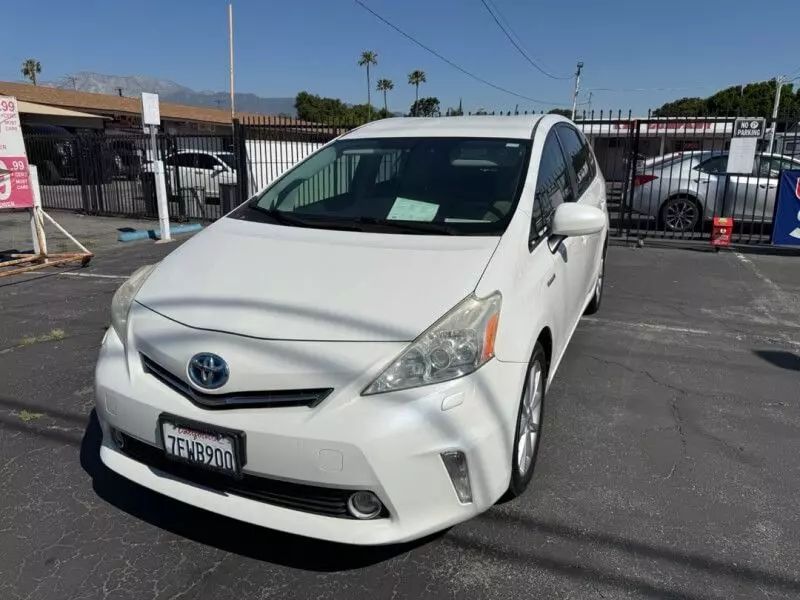 2014 Toyota Prius v Five