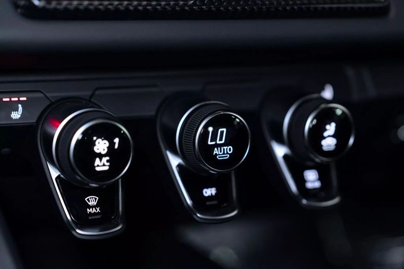 https://imagesdl.dealercenter.net/800/600/202505-21b151e5fe06469290231e634ef52ba5.jpg