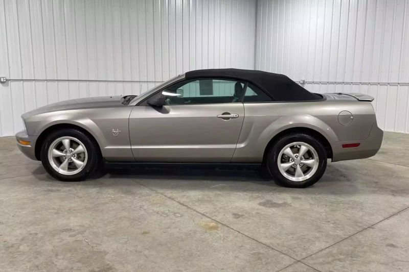 2009 Ford Mustang Deluxe
