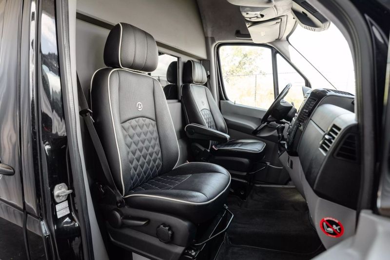 https://imagesdl.dealercenter.net/800/600/202506-1e1f5e0582a747cdb270e330bfe23de0.jpg