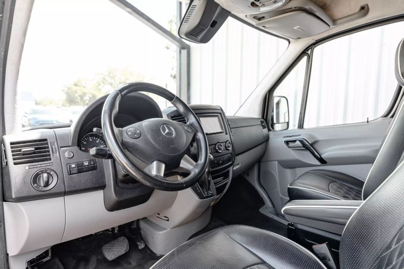 https://imagesdl.dealercenter.net/800/600/202506-617e4d6a1b1b491f83cbdfd0fbe53e20.jpg