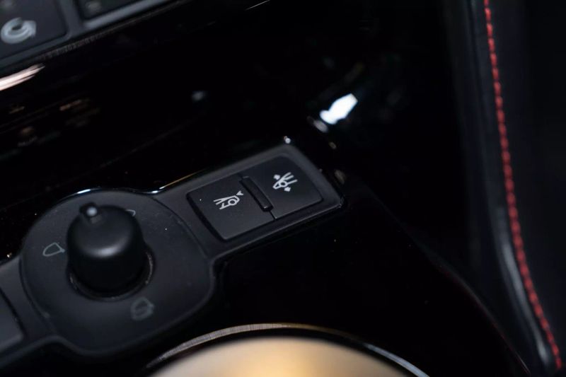 https://imagesdl.dealercenter.net/800/600/202506-a1c4435fd06e471b93c99587ad1cf735.jpg