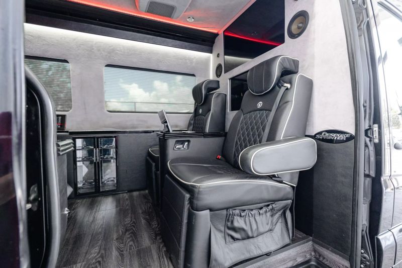 https://imagesdl.dealercenter.net/800/600/202506-b380f5b07e6e454488f7a8fe6880372c.jpg