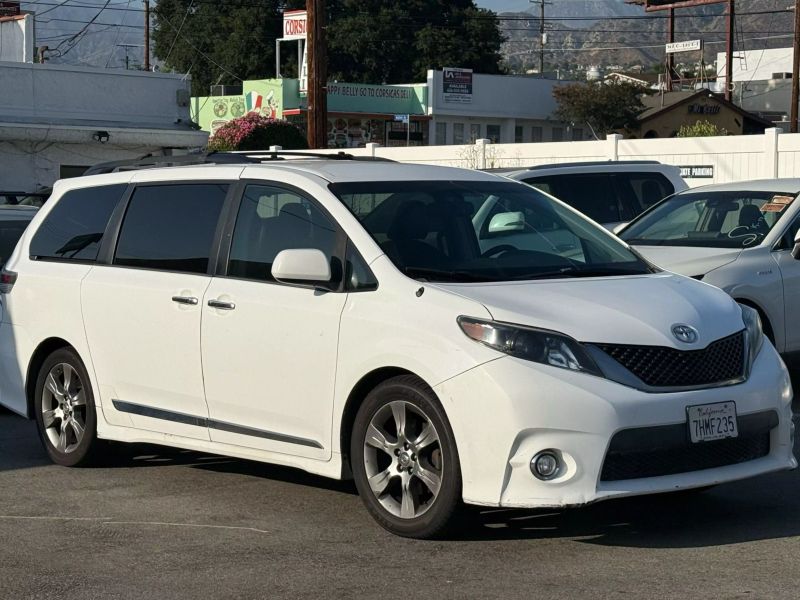 2014 Toyota Sienna SE 8-Passenger