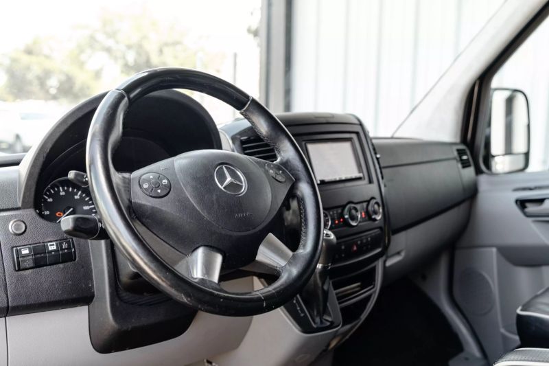 https://imagesdl.dealercenter.net/800/600/202506-f5e653c2e66c466fa0979f7ef1049452.jpg